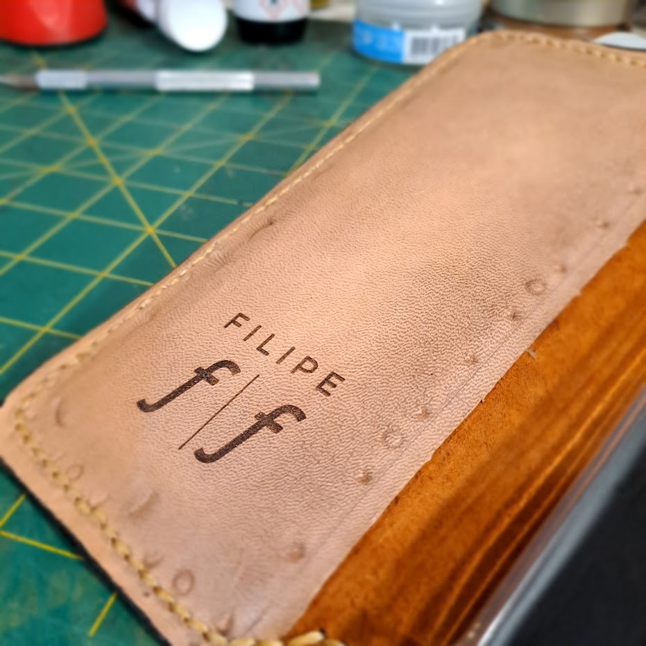 capa em pele para telemóvel